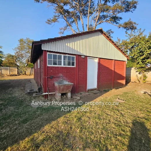Well Built and Conveniently Located Starter House in WestGate! (Sole Mandate)