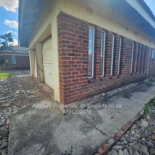 Family House for Sale in the Good  Leafy Old Bluffhill Suburb (Sole Mandate)