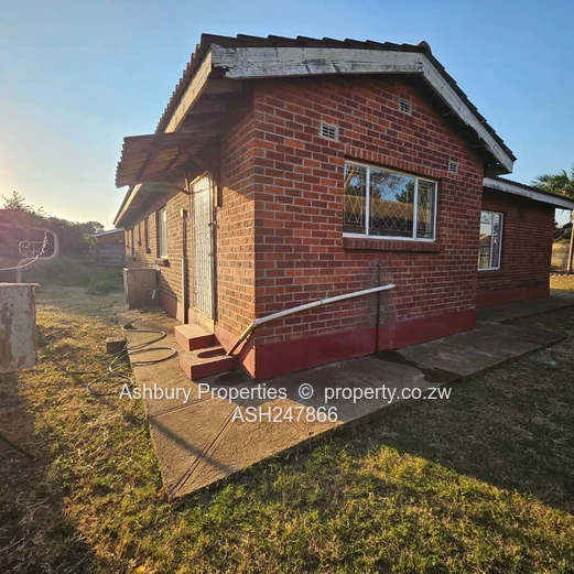 Well Built and Conveniently Located Starter House in WestGate! (Sole Mandate)