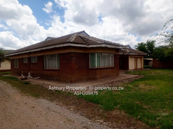Family House for Sale in the Good  Leafy Old Bluffhill Suburb (Sole Mandate)