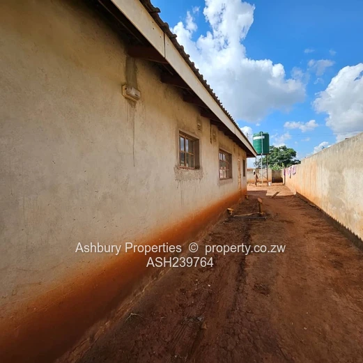 Well Designed and Built Spacious Modern Family House  (Sole Mandate)
