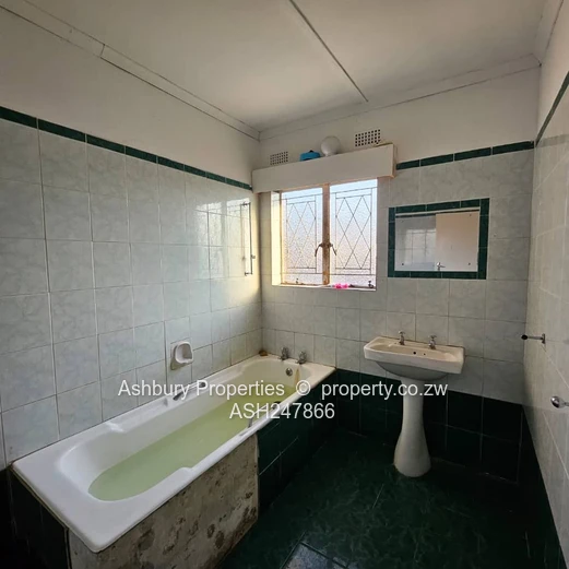Well Built and Conveniently Located Starter House in WestGate! (Sole Mandate)