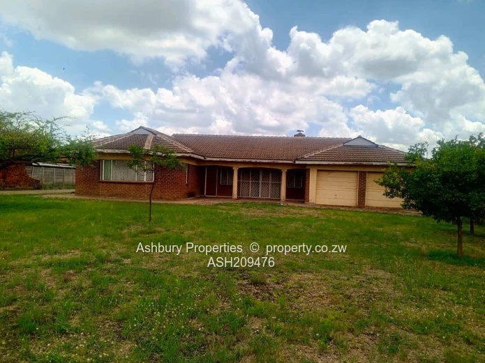 Family House for Sale in the Good  Leafy Old Bluffhill Suburb (Sole Mandate)