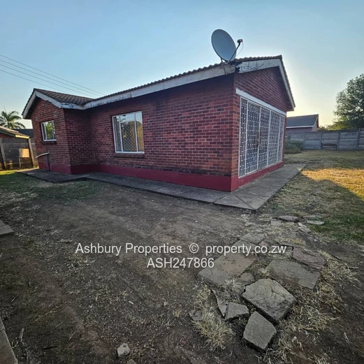 Well Built and Conveniently Located Starter House in WestGate! (Sole Mandate)